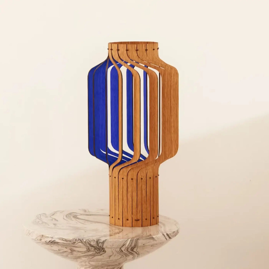 Lampe à poser tjinkwe fråd en bois fsc avec vase moderne en verre bleu et panneaux en bois superposés aux lignes géométriques