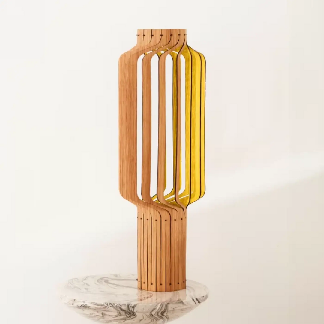 Lampe à poser tjinkwe fråd en bois fsc avec vase moderne en bois segmenté et panneau translucide ambre