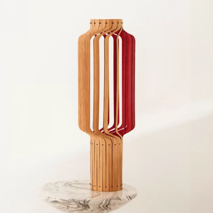 Lampe à poser tjinkwe fråd en bois fsc avec design segmenté naturel et accents rouges vibrants en bois moderne