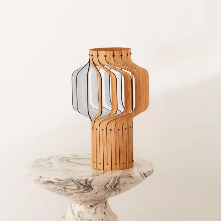 Lampe à poser tjinkwe fråd en bois fsc avec design géométrique moderne et panneaux en verre transparent