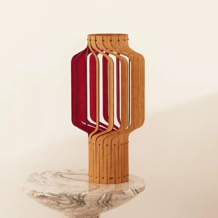 Lampe à poser tjinkwe fråd en bois fsc avec vase en bois moderne à design géométrique rouge et naturel