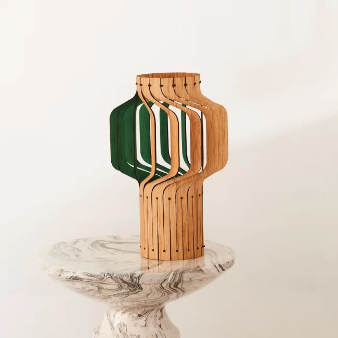 Lampe à poser tjinkwe fråd en bois fsc avec vase en bois clair et accents verts foncés design géométrique moderne