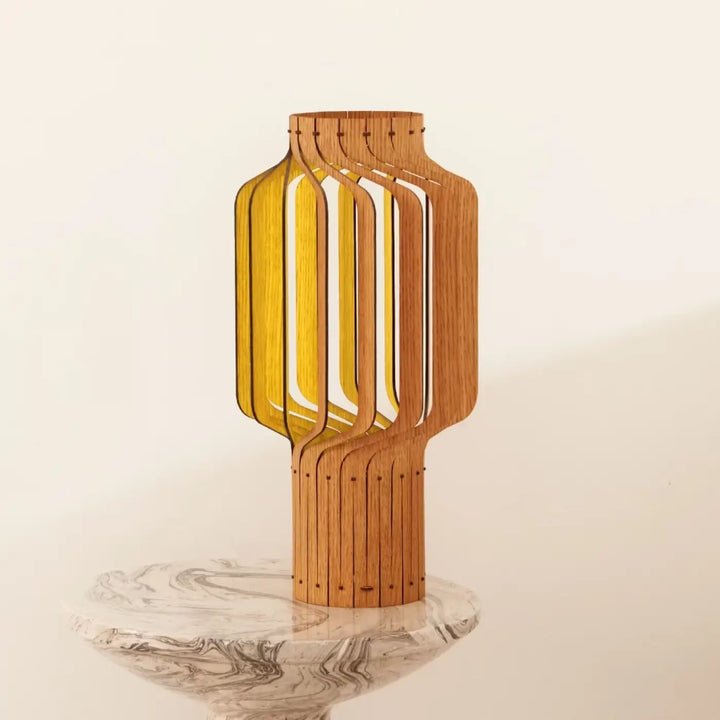 Lampe à poser tjinkwe fråd en bois fsc avec vase géométrique en chêne clair et insert en verre ambré translucide