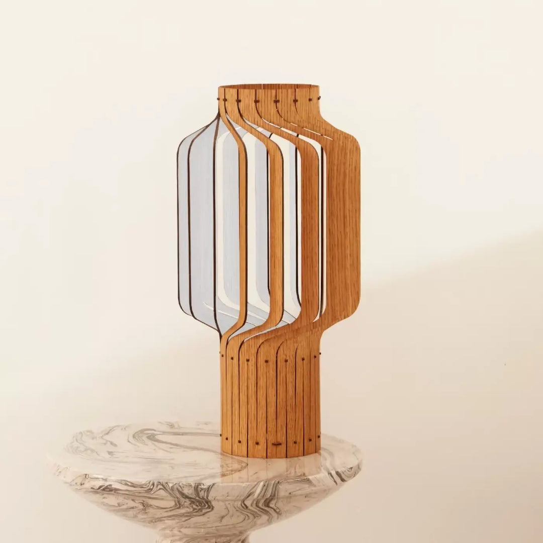 Lampe à poser lampe de chevet tjinkwe fråd en bois fsc avec design géométrique en bois et panneaux en verre transparent