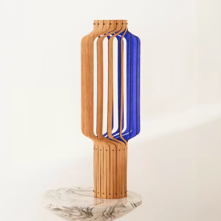 Lampe à poser tjinkwe fråd avec vase moderne en bois fsc clair et panneaux de verre bleu vibrant en design segmenté vertical