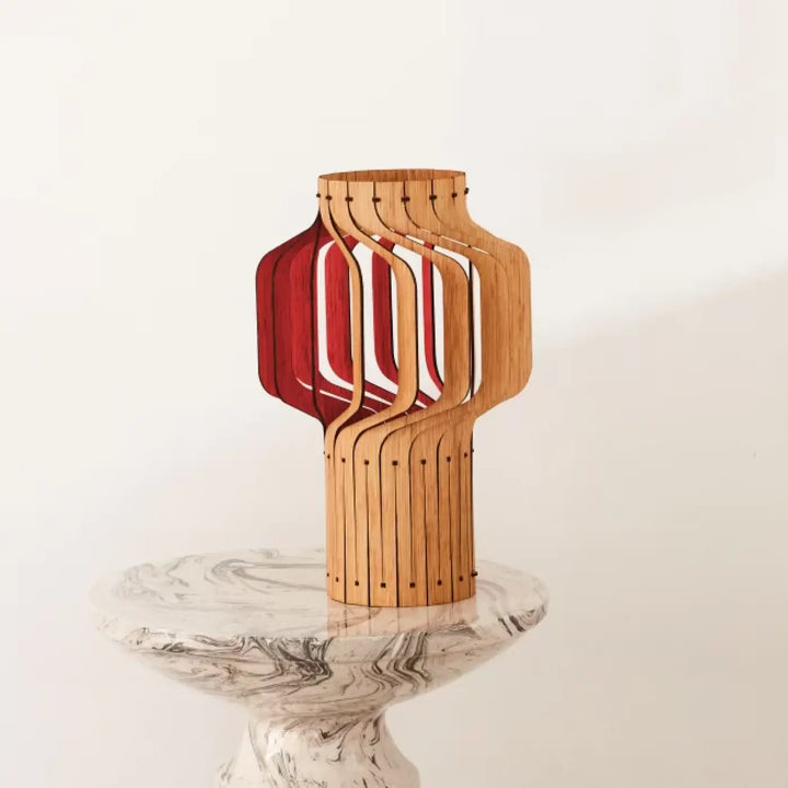 Lampe à poser moderne en bois fsc clair avec intérieur rouge et lattes verticales poser tjinkwe fråd