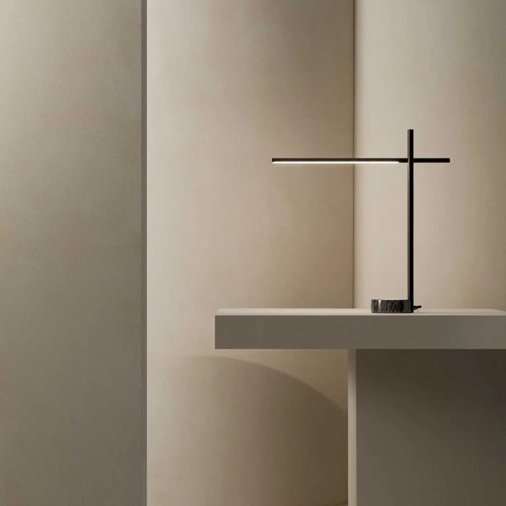 Lampe à poser Tubs orientable posée dans un intérieur