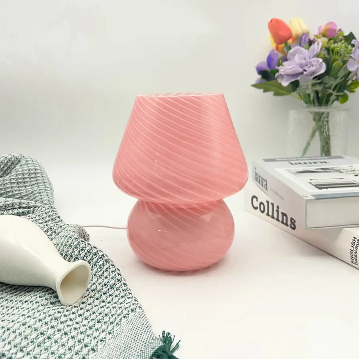 Lampe de chevet en verre rose avec design torsadé et rainuré transforme l’atmosphère en chevet raffinée