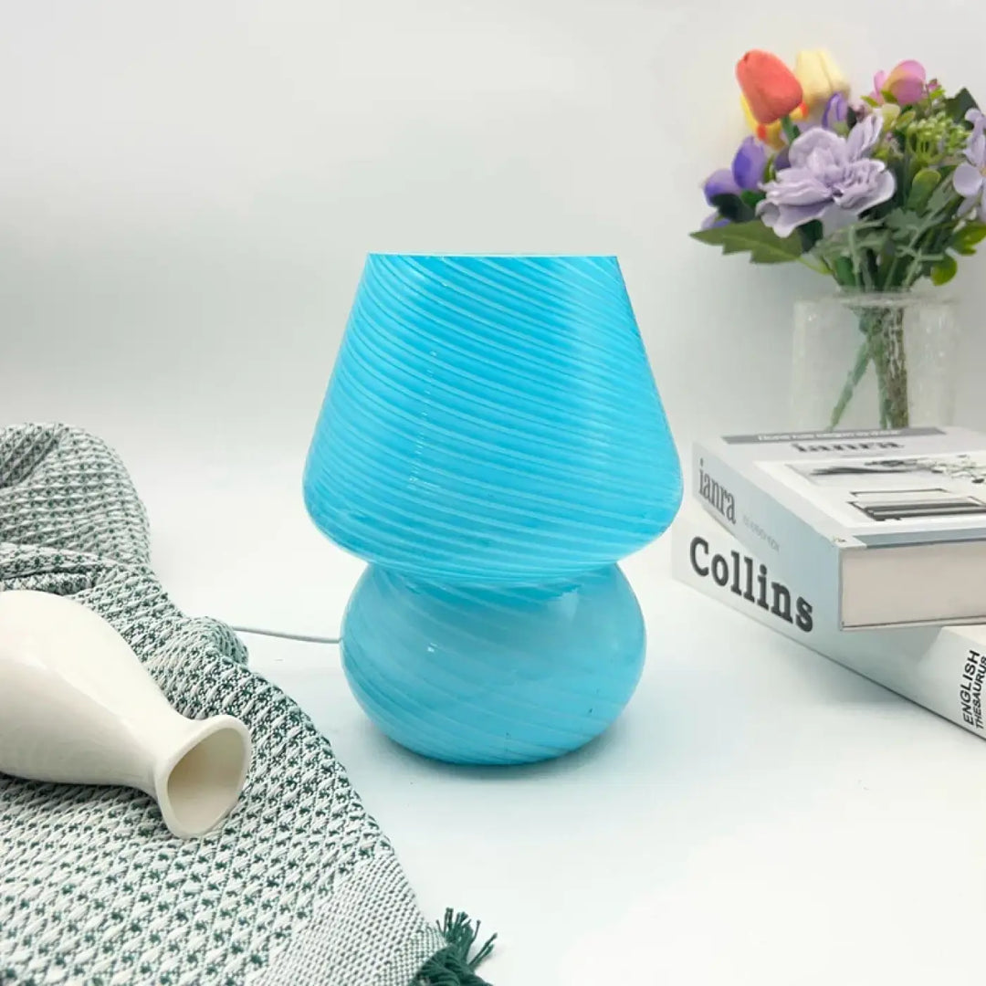 Lampe de chevet en verre turquoise vibrant au design champignon strié qui transforme l’atmosphère avec une chevet raffinée