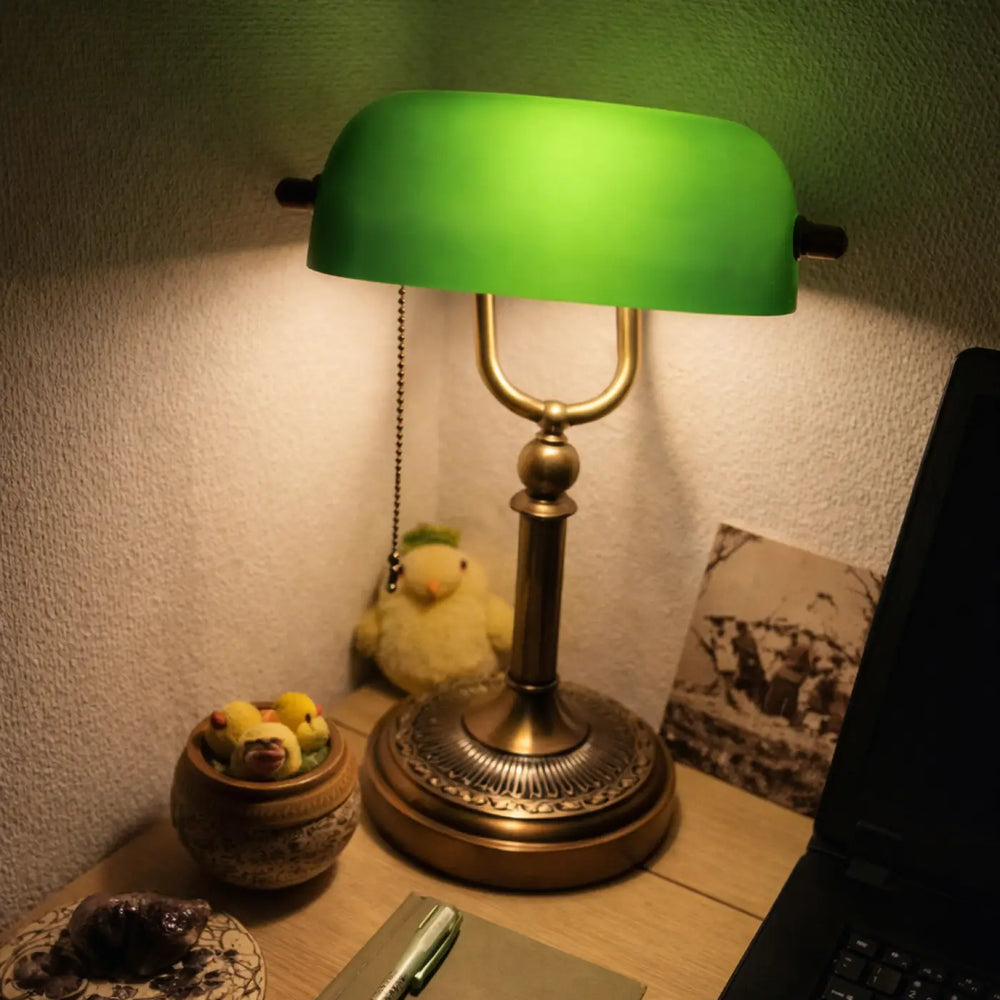 Lampe de chevet aura avec abat-jour en verre vert et base en laiton style rétro pour une ambiance chaleureuse