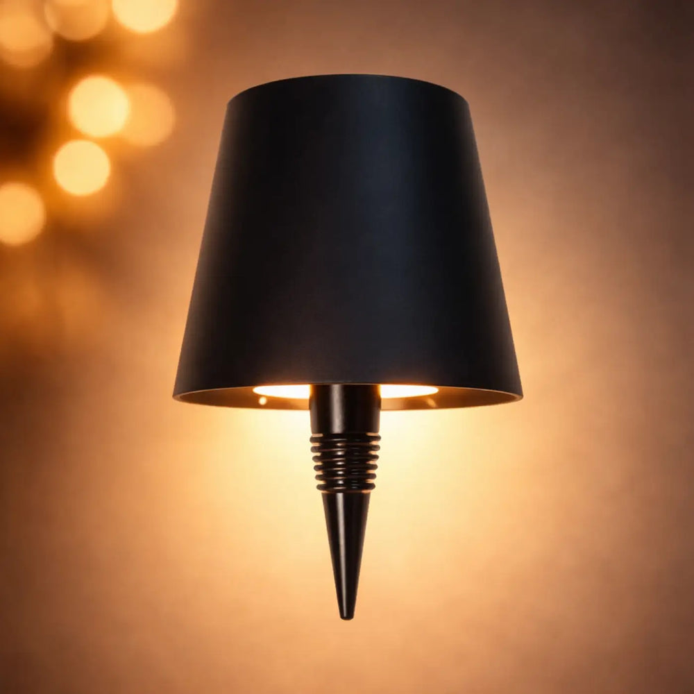 Lampe winny murale noire mate avec abat-jour conique et base nervurée pour une ambiance vintage rétro chic