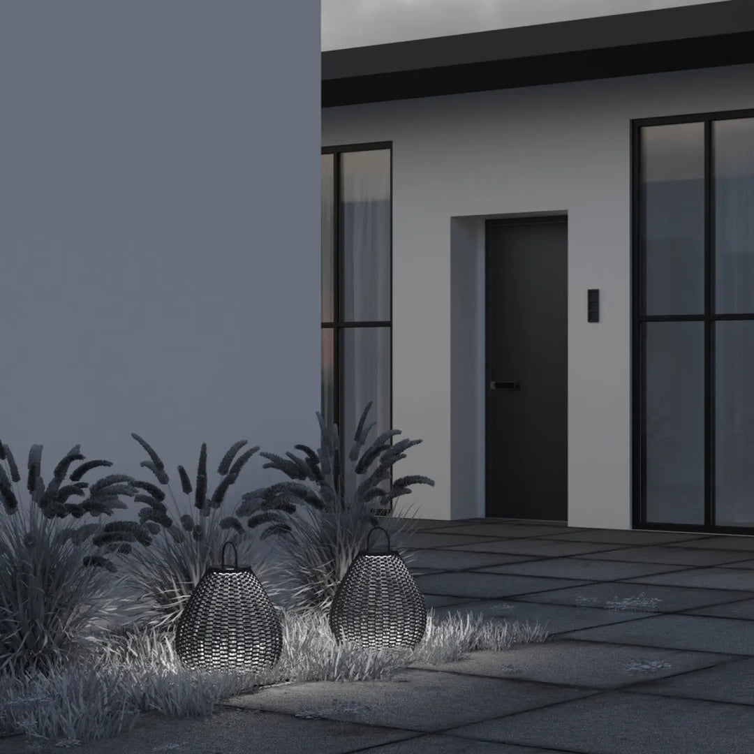 Lanterne nomade plet en osier noir tressé avec lampe solaire extérieure led, idéale pour entrée moderne et espaces extérieurs