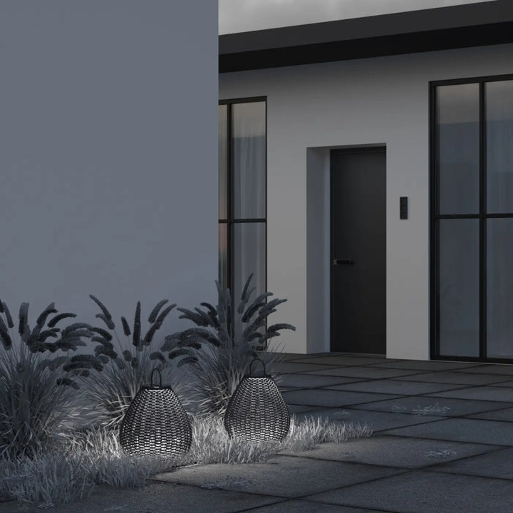 Lanterne nomade plet en osier noir tressé avec lampe solaire extérieure led, idéale pour entrée moderne et espaces extérieurs