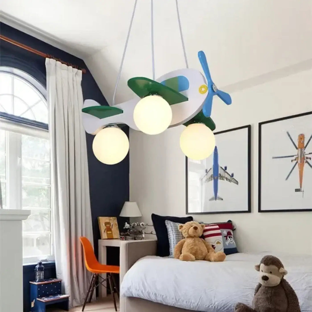 Lampe suspension creaty en forme davion avec ailes vertes et trois ampoules sphériques pour décoration intérieure plus quun simple éclairage