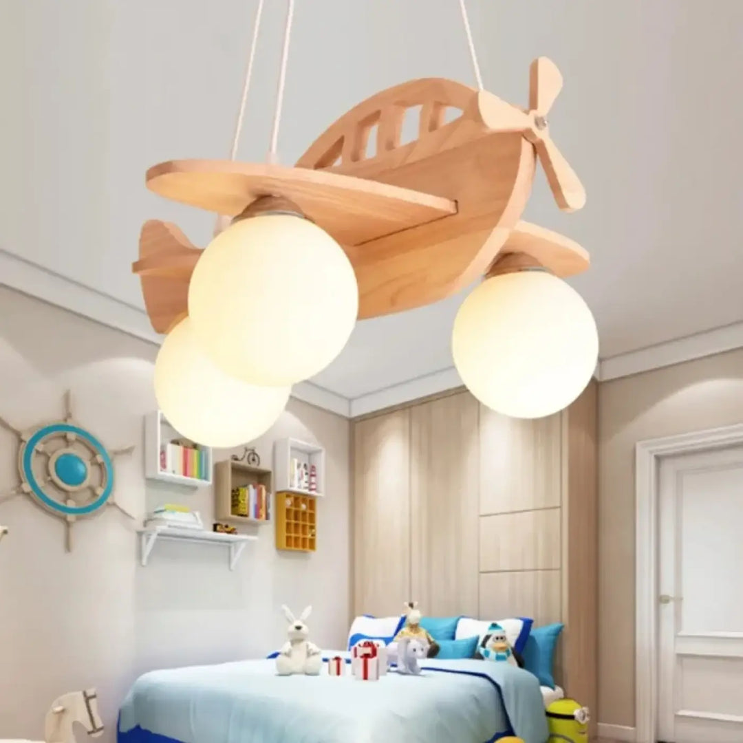 Lampe suspension en bois forme avion avec trois ampoules blanches sphériques pour décoration intérieure plus qu’un simple luminaire