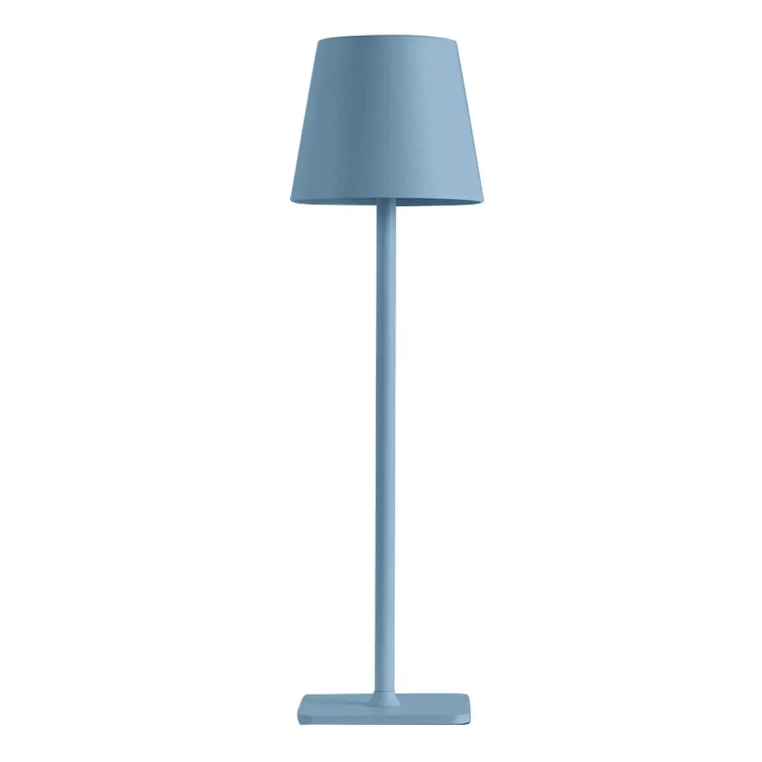 Lampe de table contemporaine lucera en bleu clair avec abat-jour conique qui contribue à créer une ambiance élégante