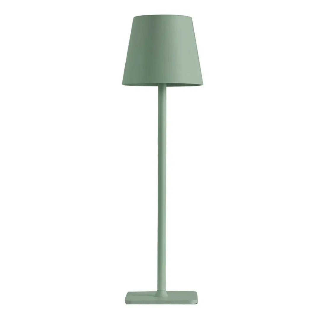Lampe de table contemporaine lucera en vert sauge mat avec abat-jour conique qui contribue à créer une ambiance élégante