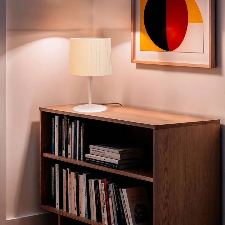 Lampe de table Samba blanche et beige de Faro Barcelona en situation