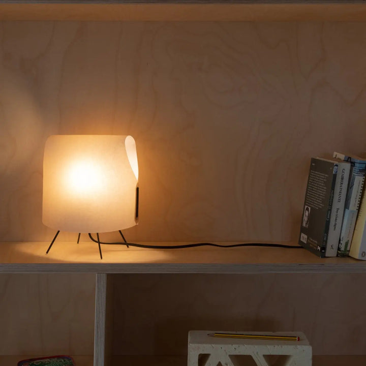 Lampe de table Luang XS camel en situation
