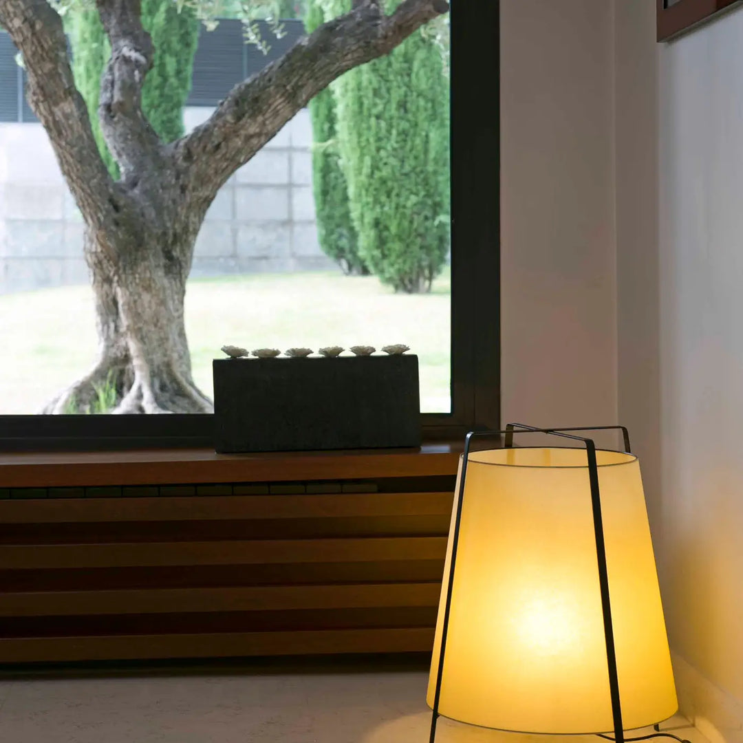 Grande lampe de table Akane dans un intérieur