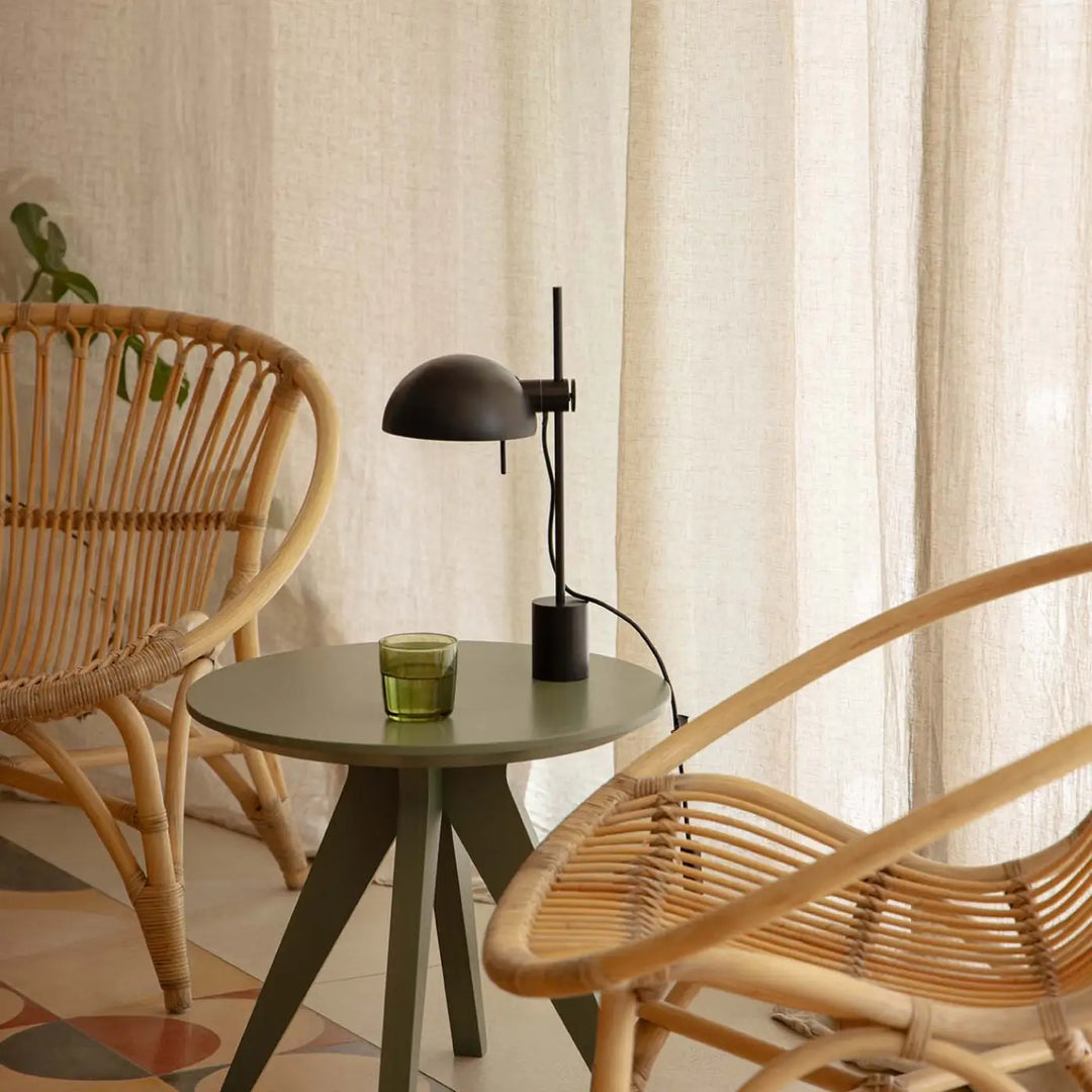Lampe de table Matilda noire de Faro Barcelona en situation