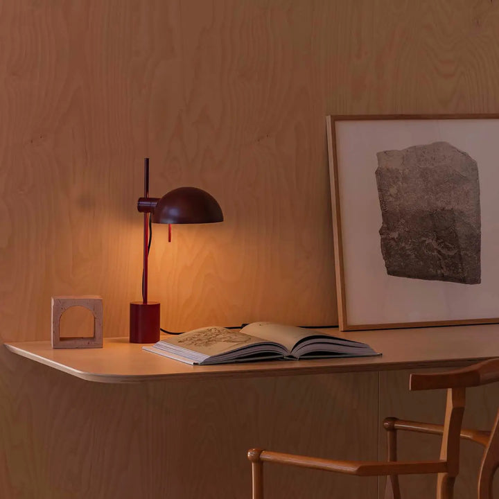 Lampe de table Matilda grenat de Faro Barcelona en situation