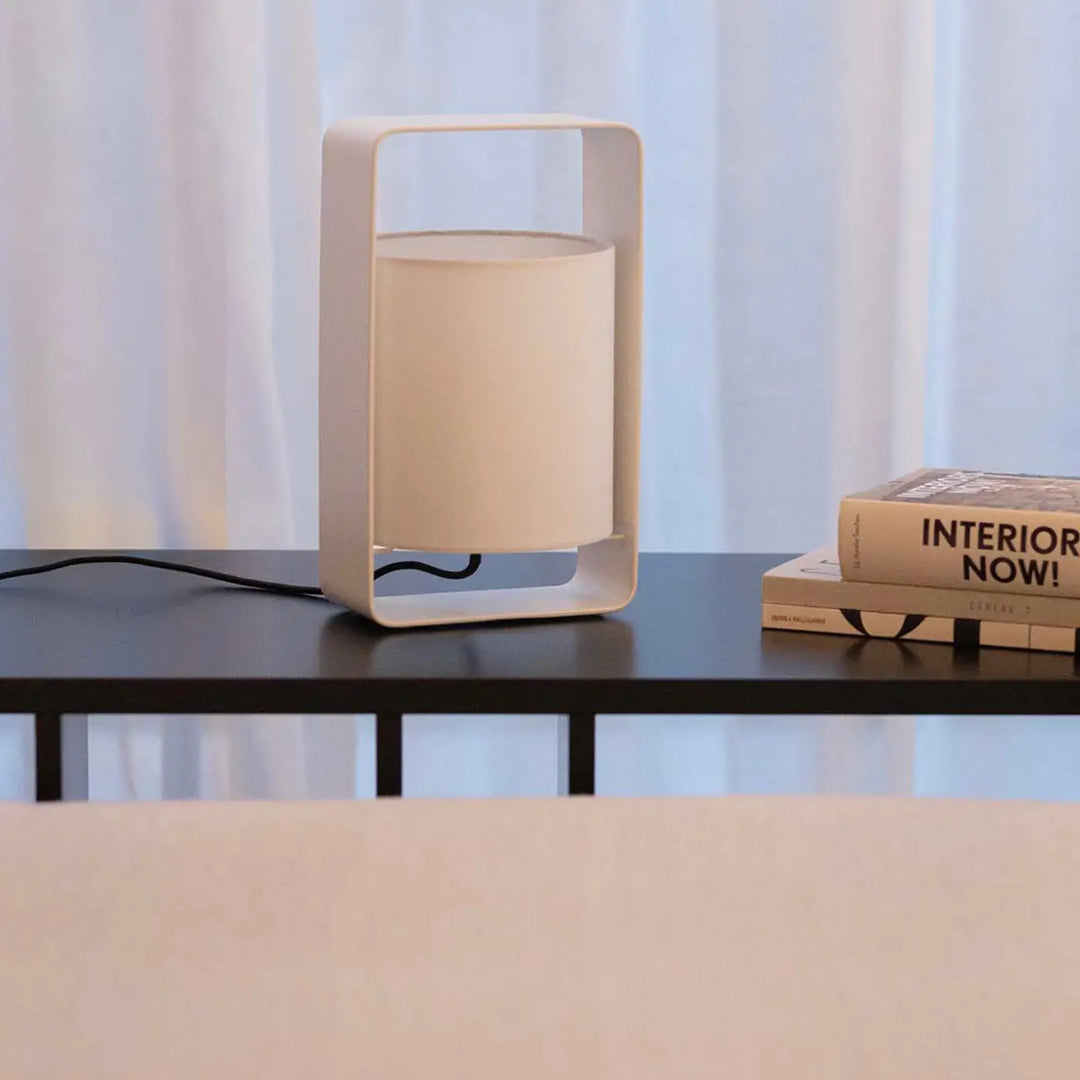 Lampe de table Lula S blanche de Faro Barcelona en situation