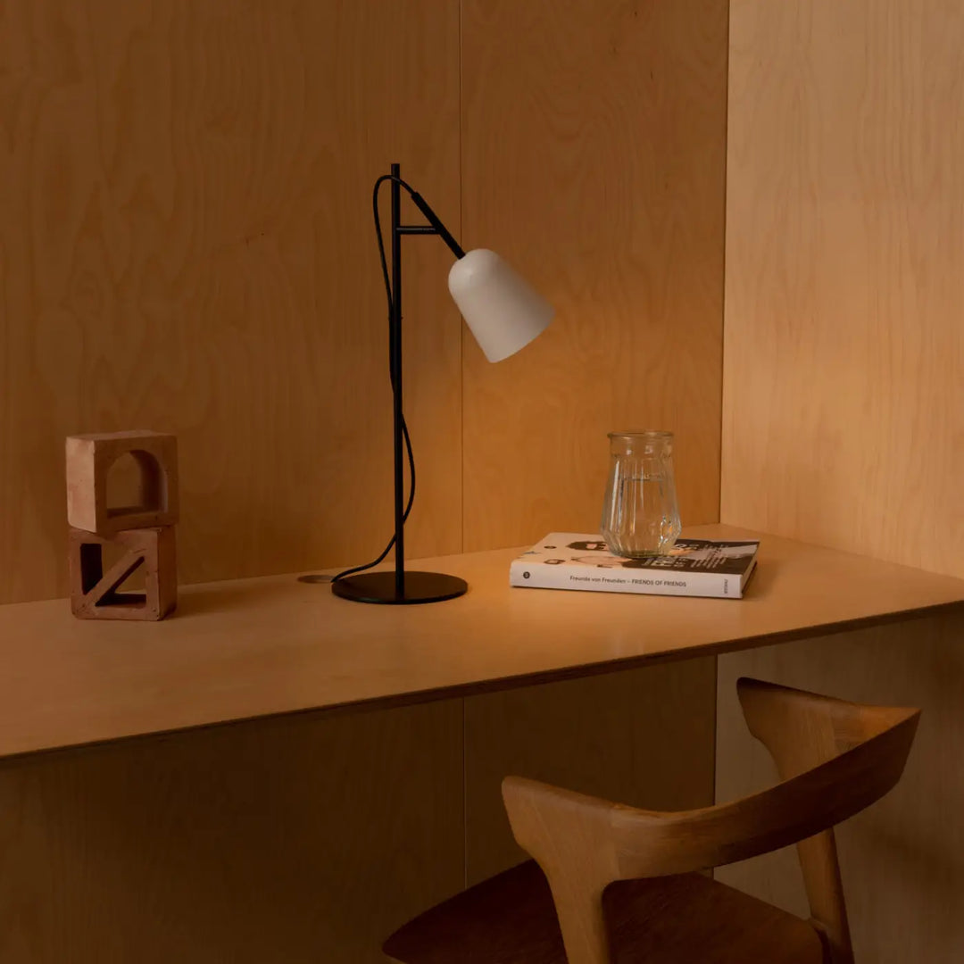 Lampe de table Studio blanche de Faro Barcelona en situation