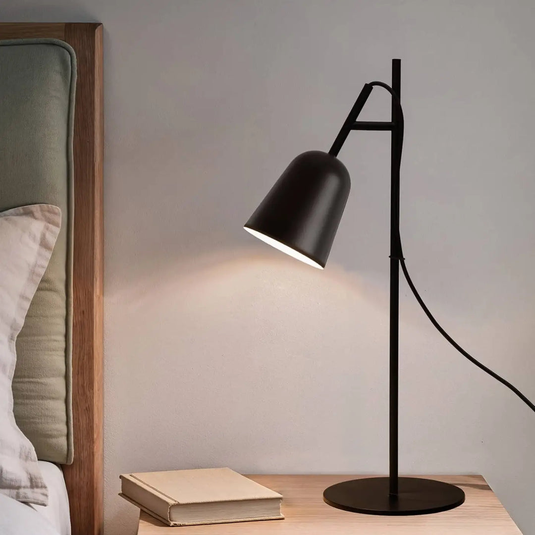 Lampe de table Studio noire de Faro Barcelona en situation