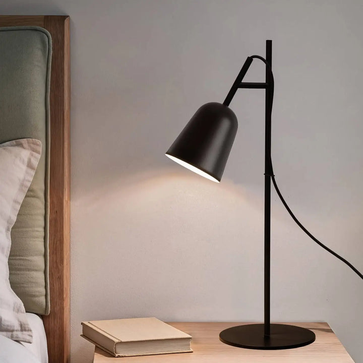 Lampe de table Studio noire de Faro Barcelona en situation