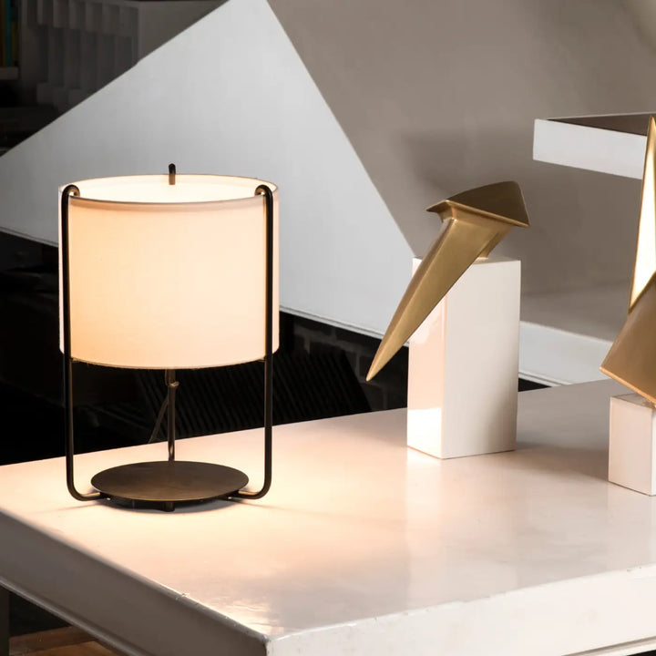 Lampe de table Drum noire et beige de Faro Barcelona en situation