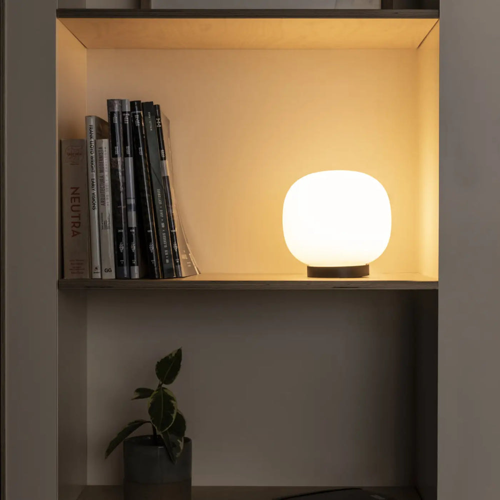 Lampe de table Amelia noire dans un intérieur
