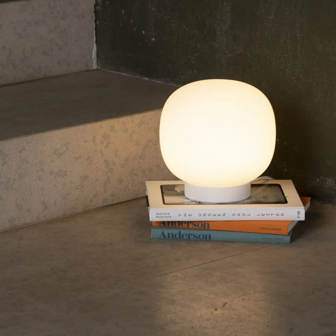 Lampe de table Amelia blanche de Faro Barcelona en situation