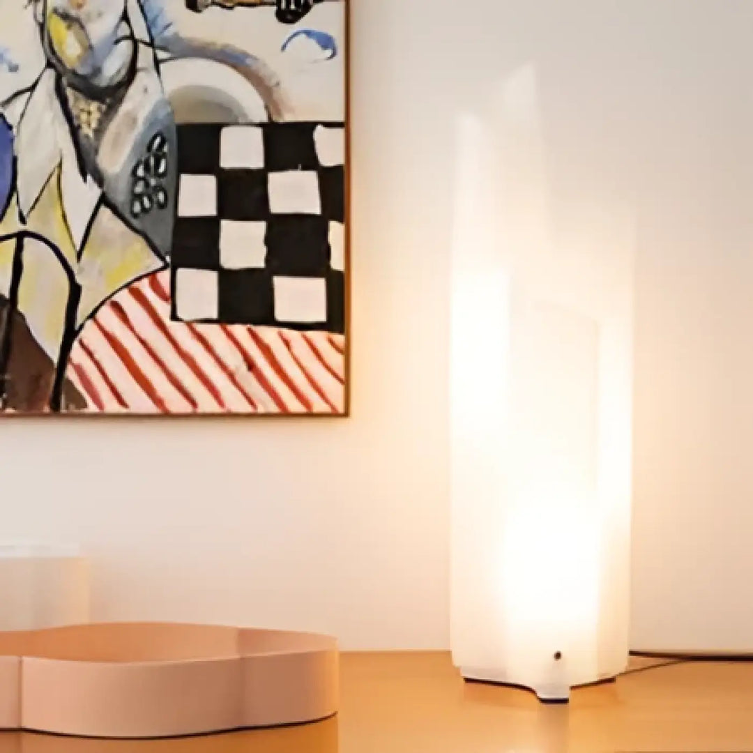 Lampe de table folda au corps translucide blanc aux lignes plissées diffusant une lumière douce et chaleureuse