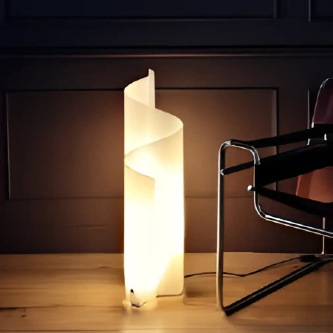 Lampe de table folda en design moderne aux lignes plissées avec lumière douce blanche spirale élégante