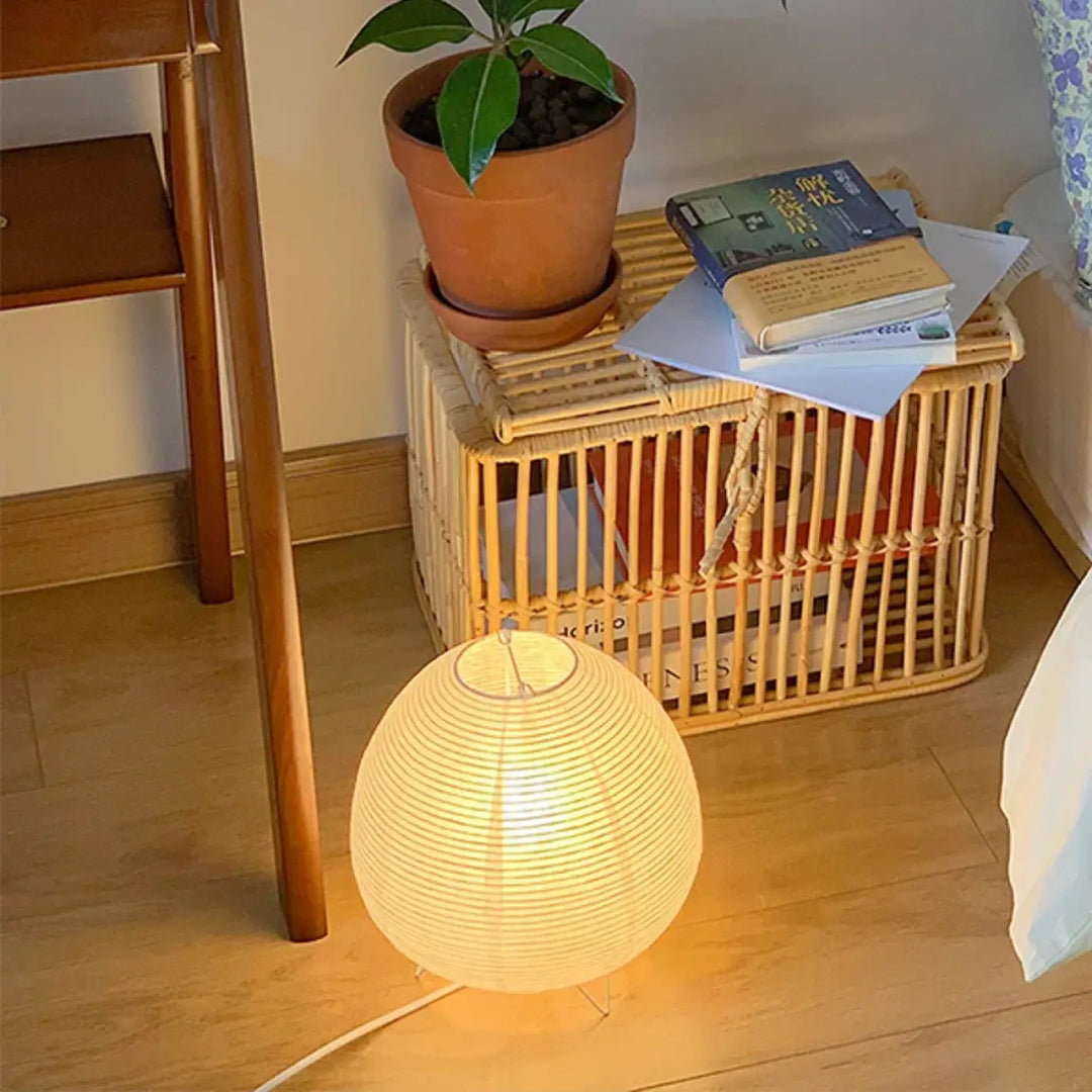 Lampe de table cathia en papier sphérique blanc avec lumière douce, décoratif pour décoration intérieure sur table blanche