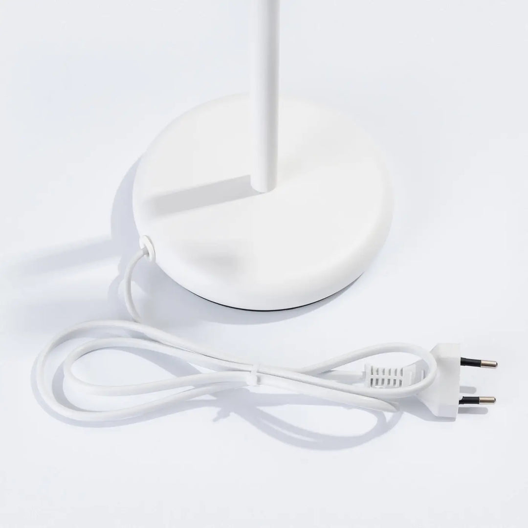 Lampe pastelo bureau minimalist blanc avec base circulaire élégante tige fine cordon spiralé et prise européenne