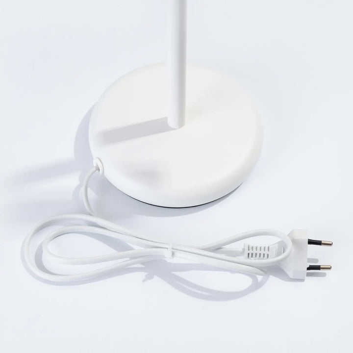 Lampe pastelo bureau minimalist blanc avec base circulaire élégante tige fine cordon spiralé et prise européenne