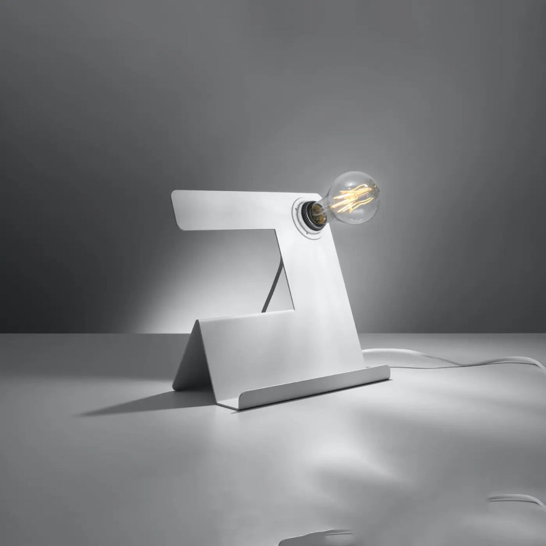 Lampe incline blanche en métal avec base géométrique z et ampoule à filament pour bureau incline et décoration d’intérieur moderne