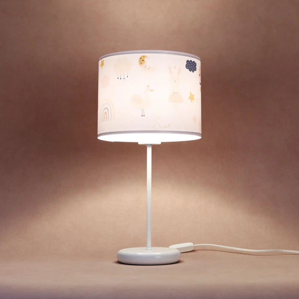 Lampe de table sweet dreams blanche avec abat-jour cylindrique illustré étoiles lune pastel décor lapin tendre