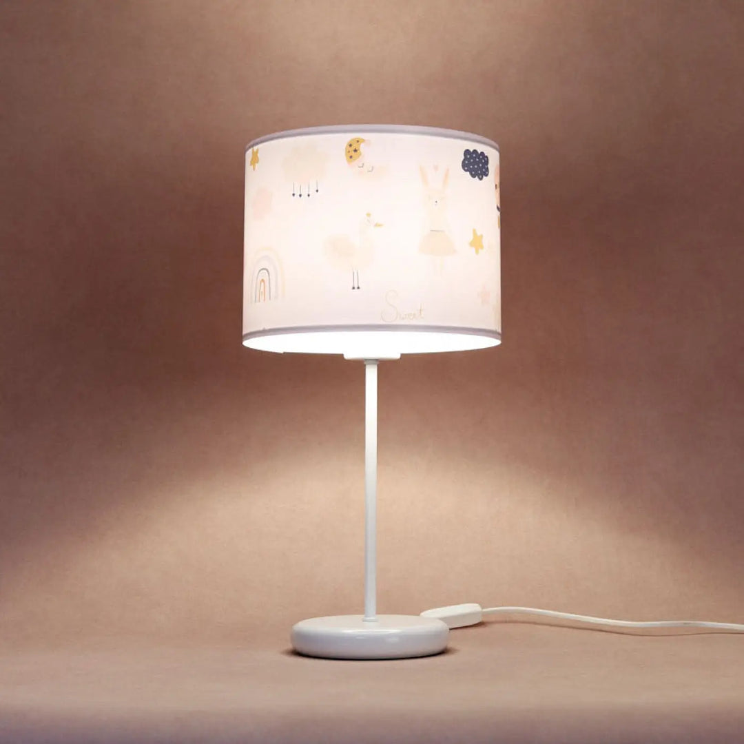 Lampe de table sweet dreams blanche avec abat-jour cylindrique illustré étoiles lune pastel décor lapin tendre