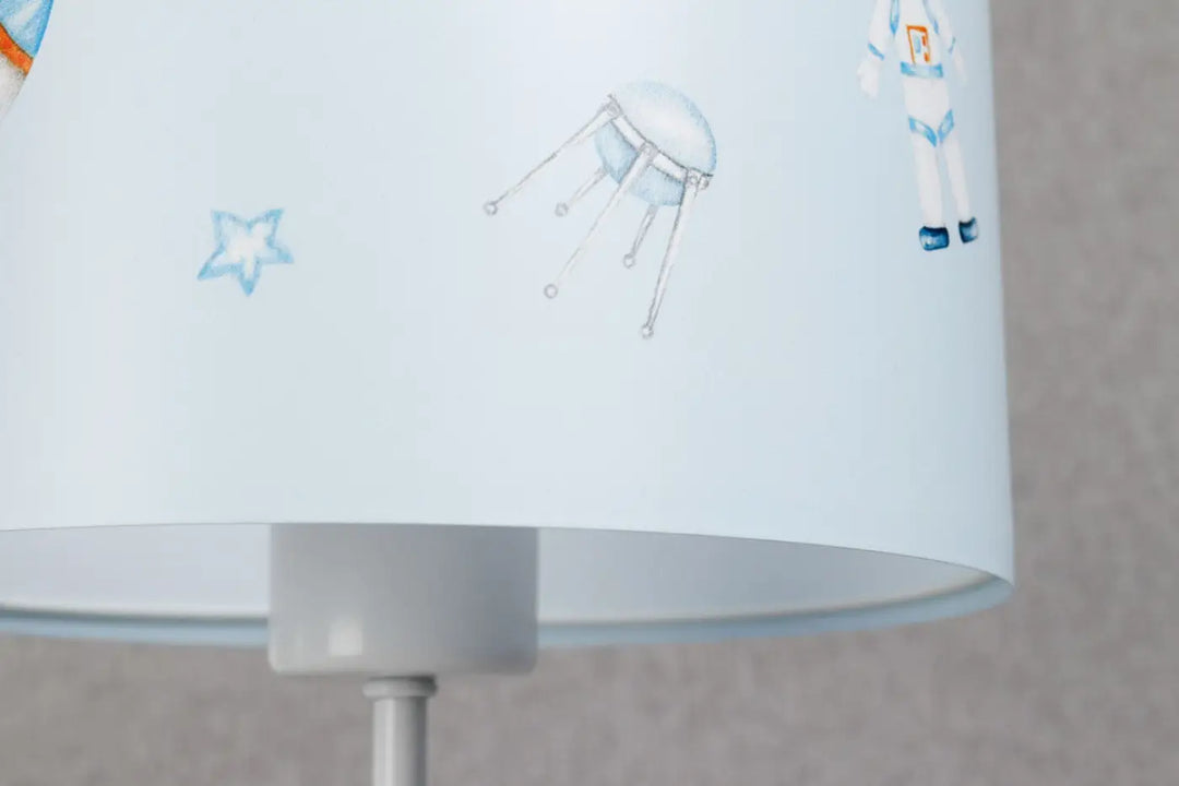 Lampe de table bleu à abat-jour cylindrique avec illustrations spatiales pour décoration intérieure et lumière douce