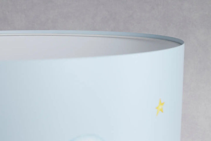Lampe de table sweet dreams avec abat-jour cylindrique bleu pastel et étoile dorée pour décoration intérieure chambre d’enfant