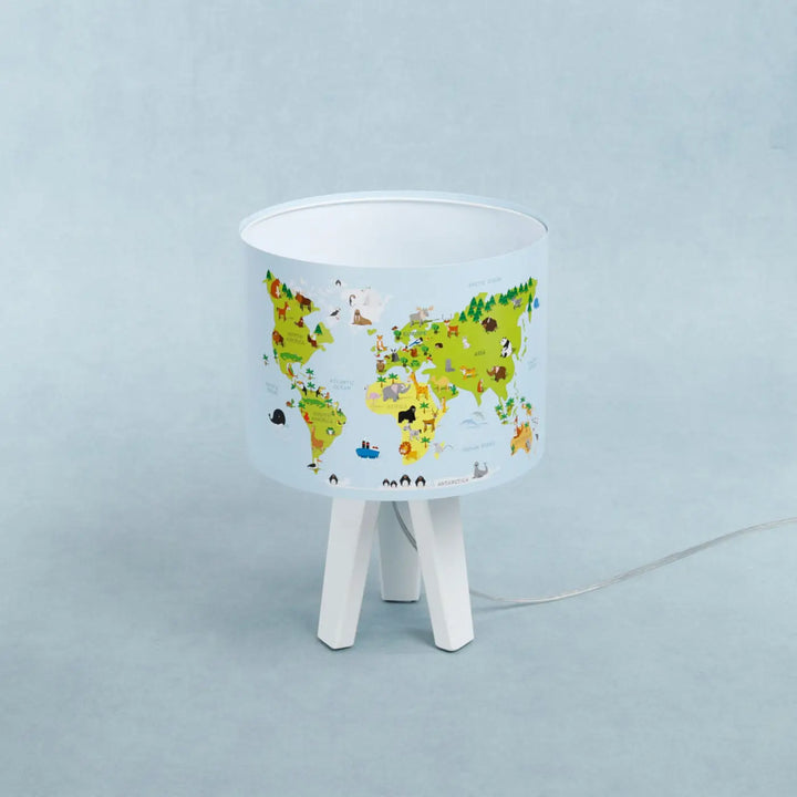 Lampe de table sweet dreams avec abat-jour cylindrique décor carte bleu clair vert clair et pieds blancs triples