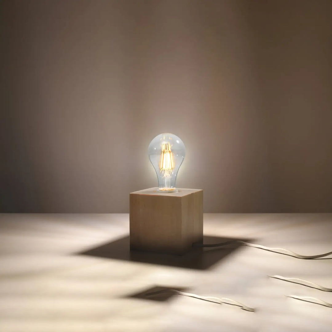 Lampe de table ariz avec ampoule filament chaleureuse sur base cube en bois bureau ariz bois ariz