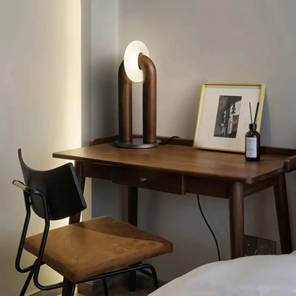 Lampe de table boisia avec base en bois courbée chaleureuse et diffuseur blanc circulaire pour lumière douce et décoration intérieure