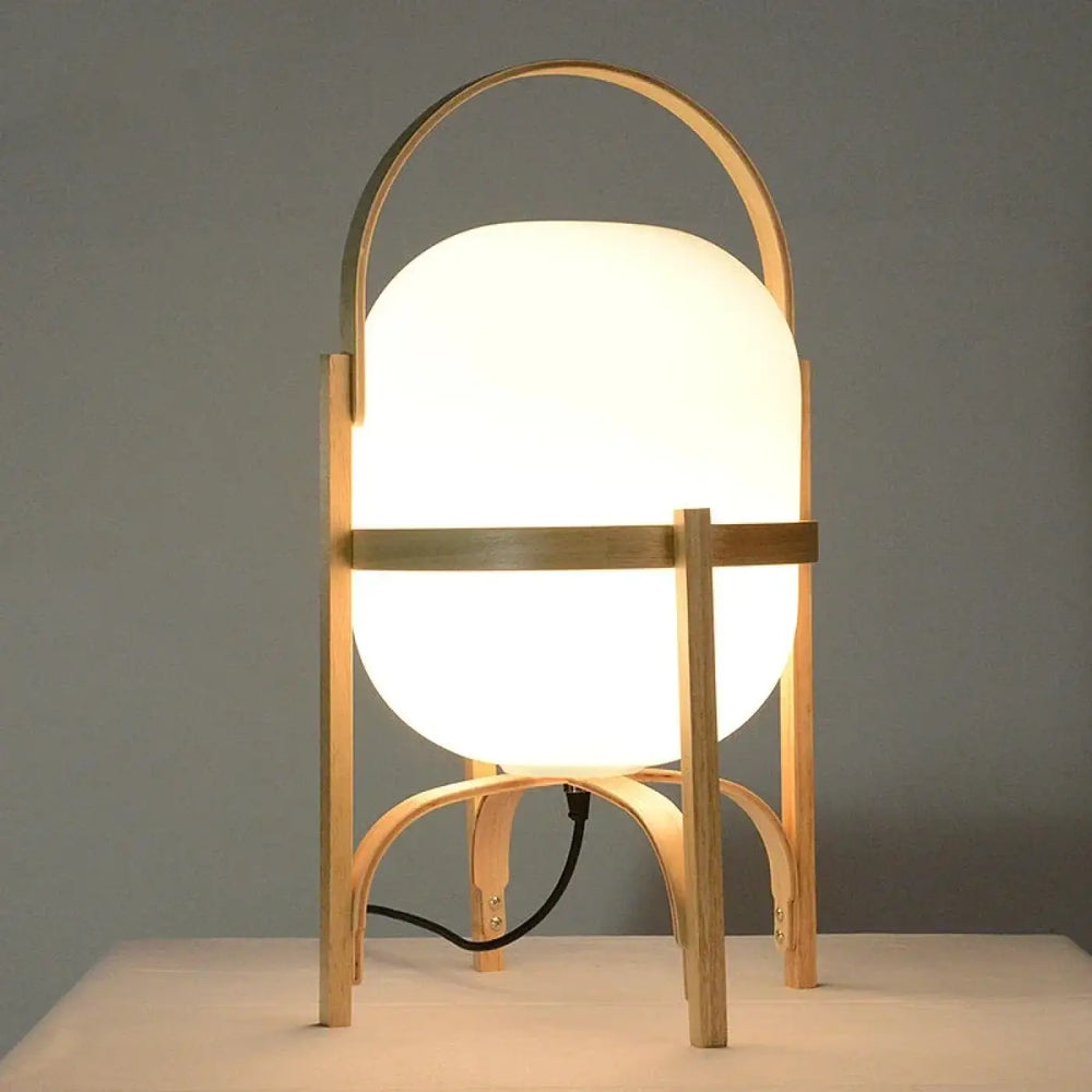 Lampe de table luna avec globe en verre blanc chaud sur pieds en bois et cadre en laiton pour décoration intérieure style japonais lumière apaisante