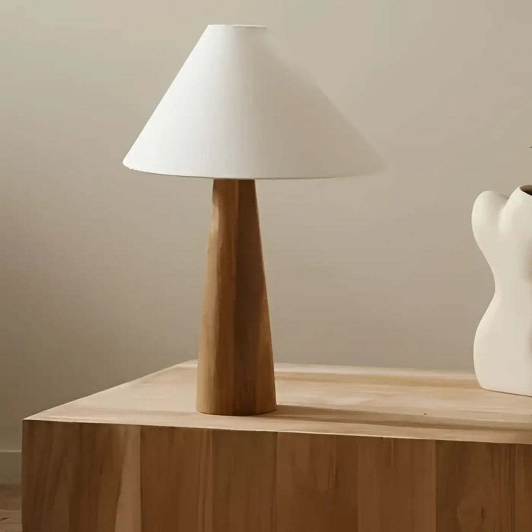 Lampe de table chenii avec abat-jour conique blanc et base en bois effilée pour un style naturel minimaliste