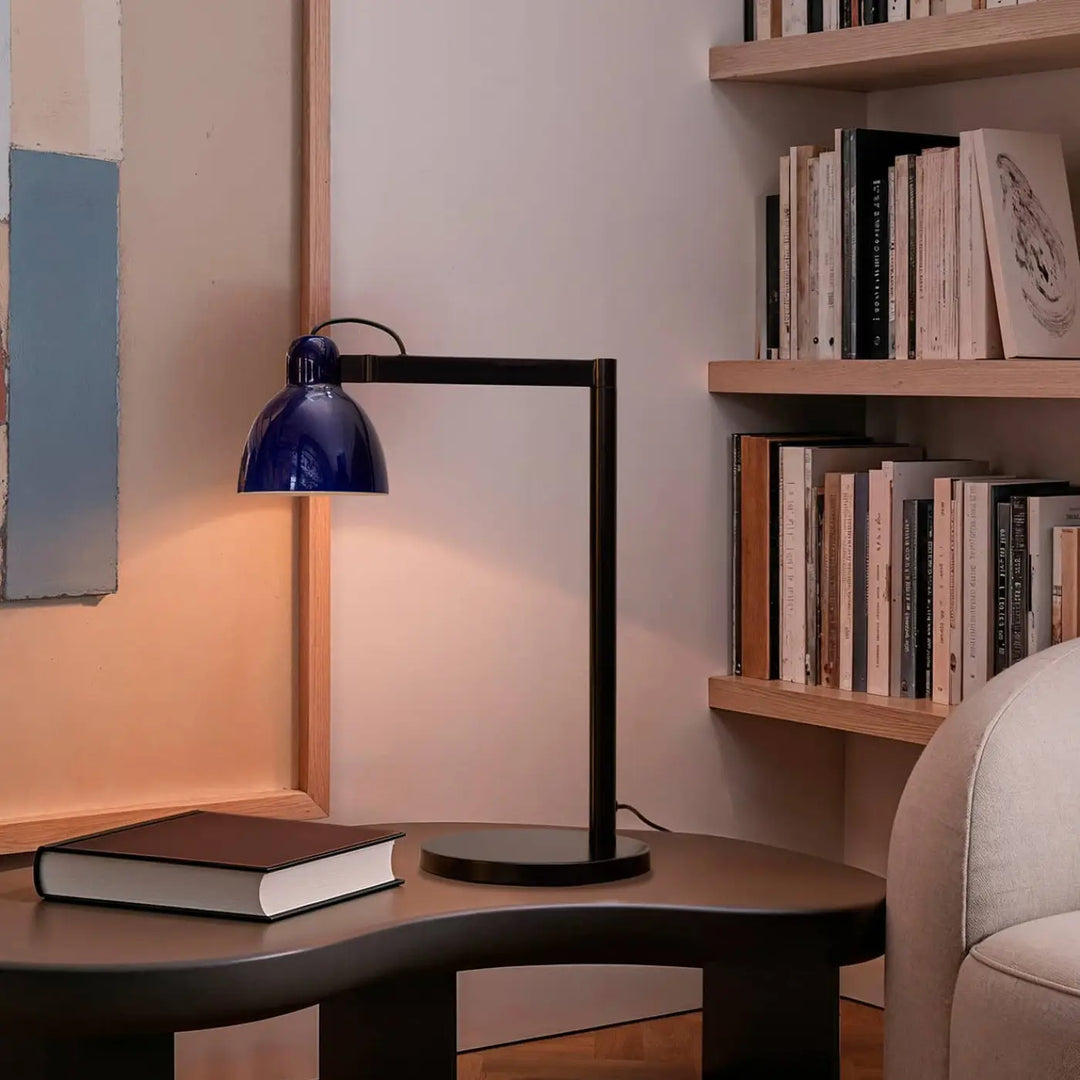 Lampe de table Venice bleu cobalt de Faro Barcelona en situation