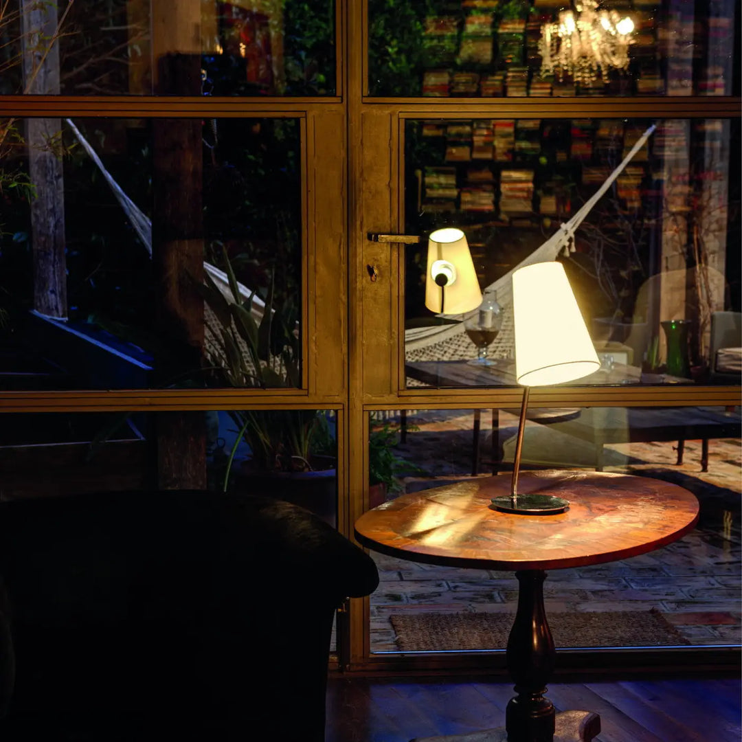 Lampe de table Lupe chromée de Faro Barcelona en situation